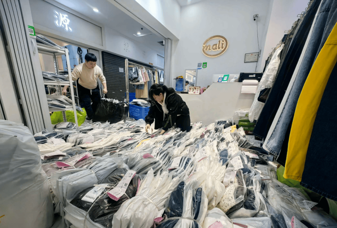 訂單飆漲！增城服裝批發(fā)市場(chǎng)歲末迎銷售高峰